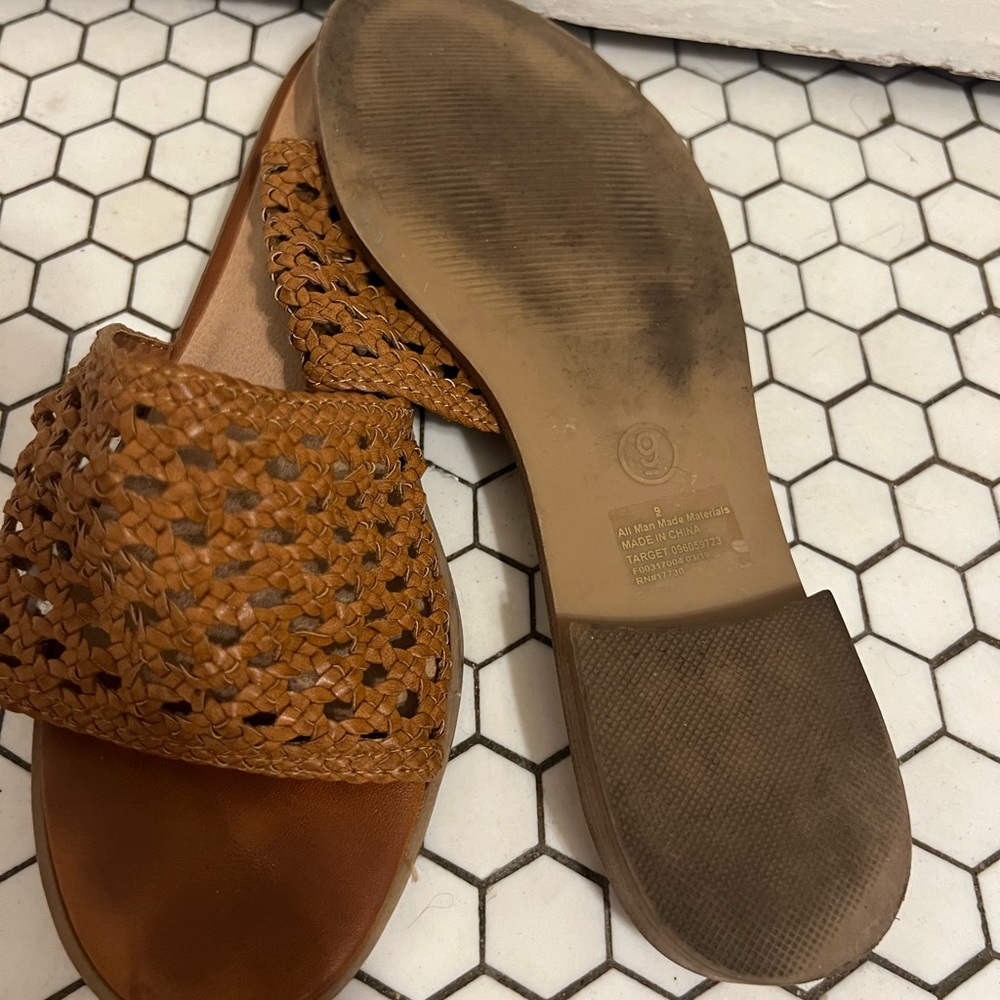 Tan Universal Thread Sandals - Picture 3 of 4